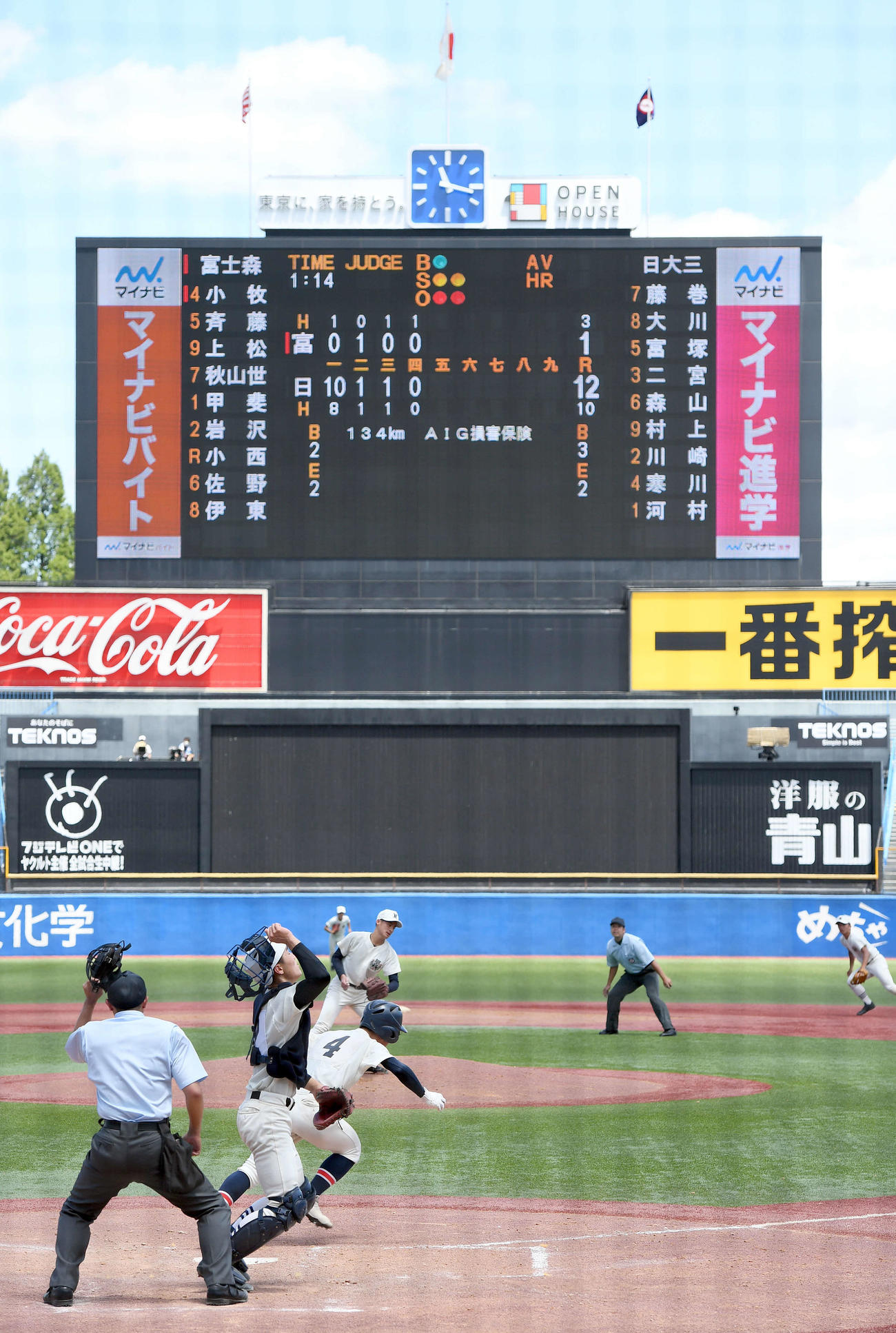富士森対日大三　5回表富士森2死一塁、河村が小牧を投ゴロに仕留め、12－1の5回コールドでゲームセット（撮影・たえ見朱実）