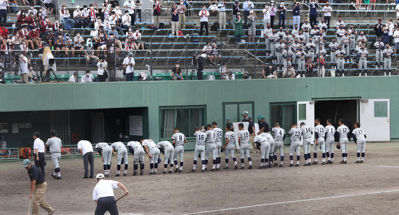 立命館守山対近江　準優勝に終わり応援席に一礼する立命館守山ナイン（撮影・白石智彦）