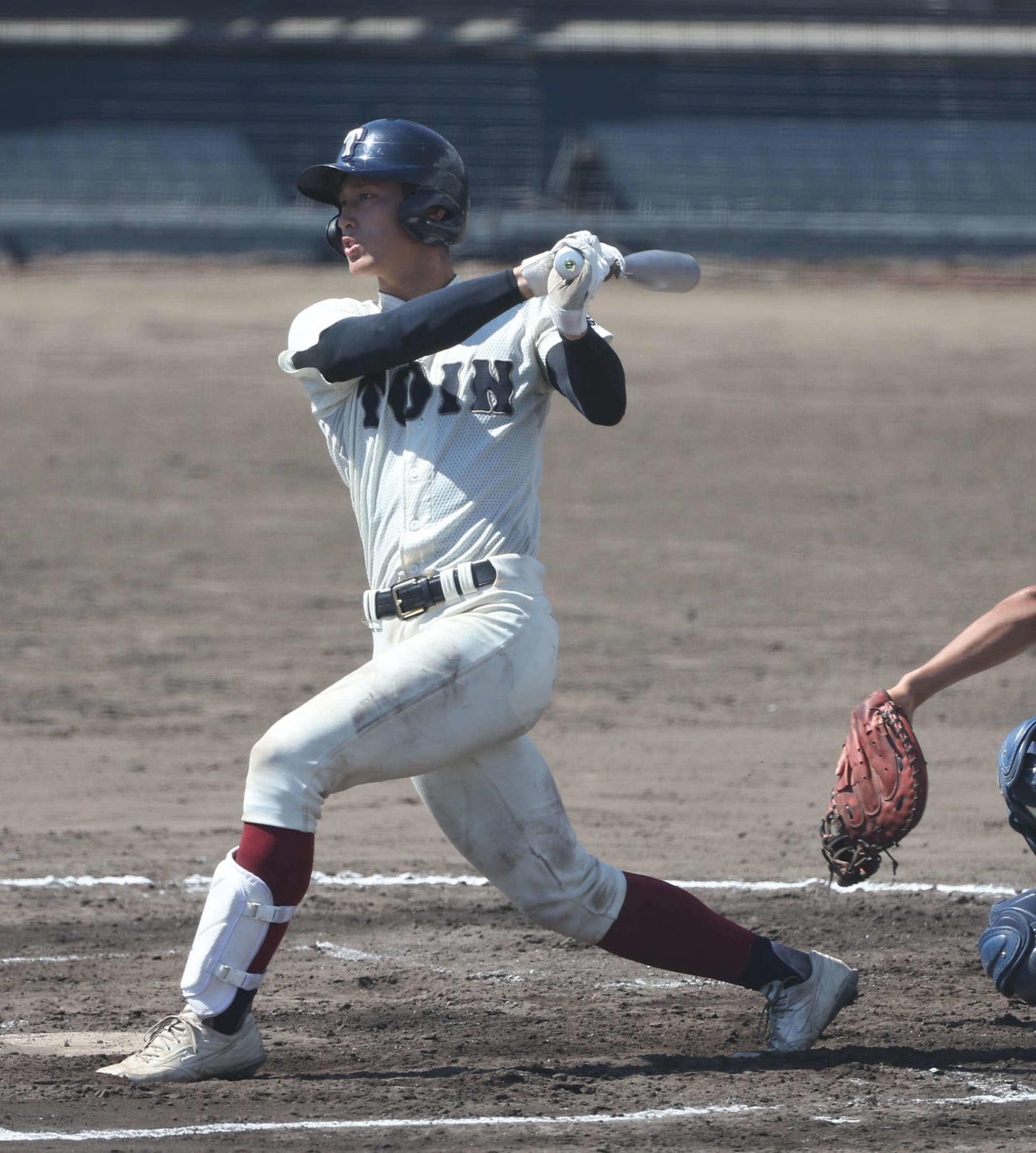 6回裏大阪桐蔭1死二塁、松尾は左前適時打を放つ（撮影・上田博志）