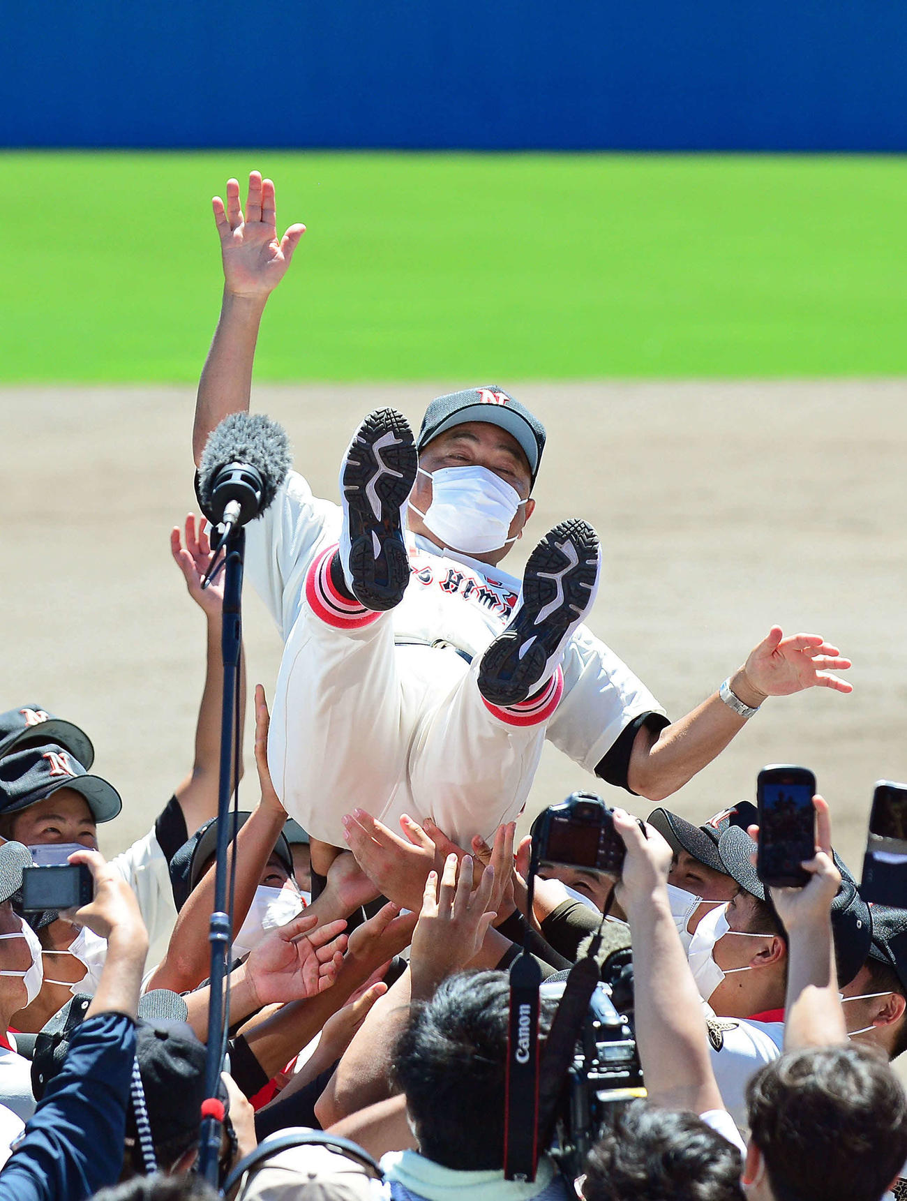胴上げされる日大三島の永田監督