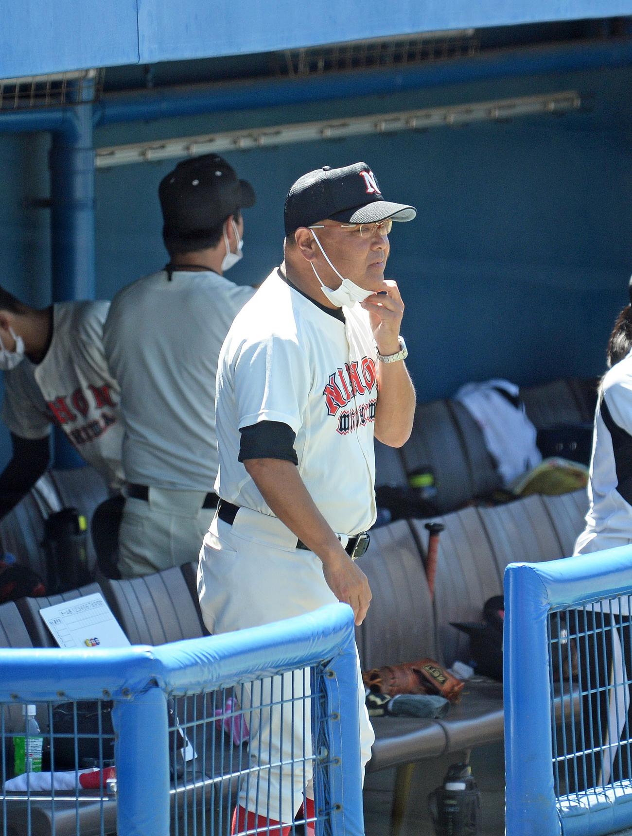 ベンチから戦況を見つめる日大三島の永田監督