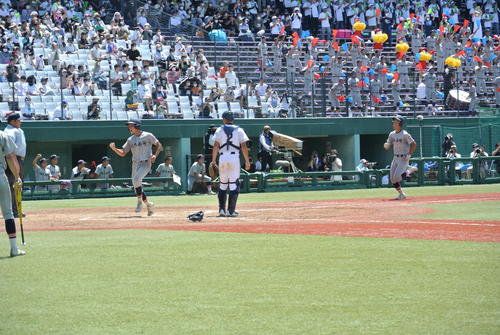 佐久長聖対都市大塩尻　佐久長聖は4回1死一、二塁、藤沢直輝外野手（2年）の左中間適時三塁打で二塁走者に続き一塁走者も続いて生還し2点を勝ち越す