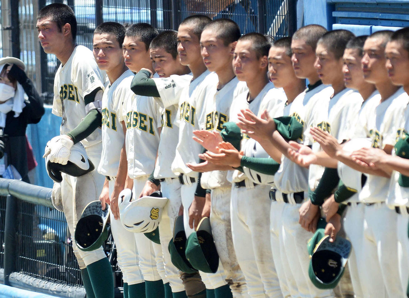 17年ぶりの優勝を逃し、ベンチ前で整列する静清の選手たち。左端が久保