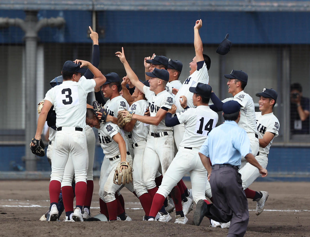 履正社対大阪桐蔭　優勝し歓喜の輪を作る大阪桐蔭ナイン（撮影・清水貴仁）