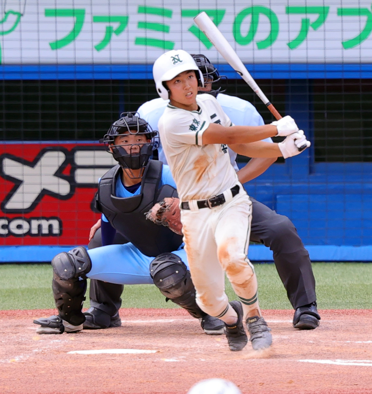 日体大荏原対二松学舎大付　4回裏二松学舎大付2死一、二塁、左前適時打を放つ菊池（撮影・野上伸悟）