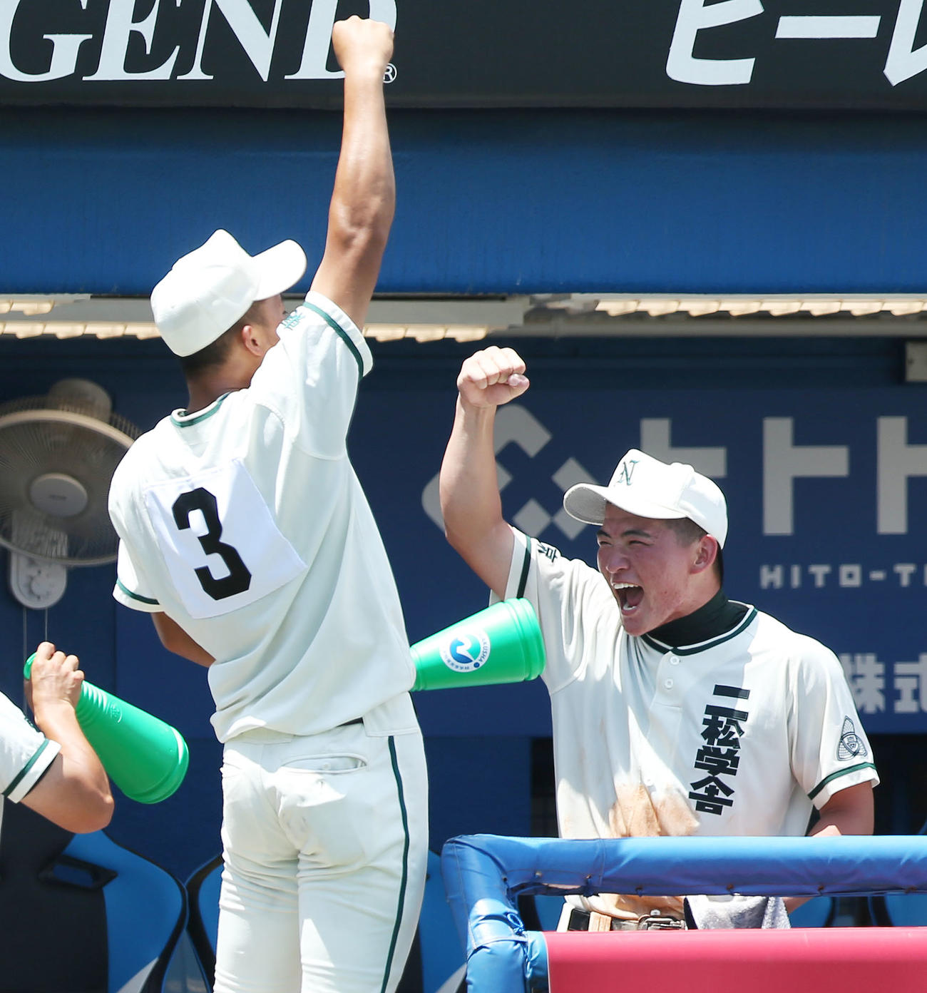 日体大荏原対二松学舎大付　6回裏二松学舎大付1死二、三塁、辻が2点適時三塁打を放ち盛り上がるベンチ（撮影・宮地輝）