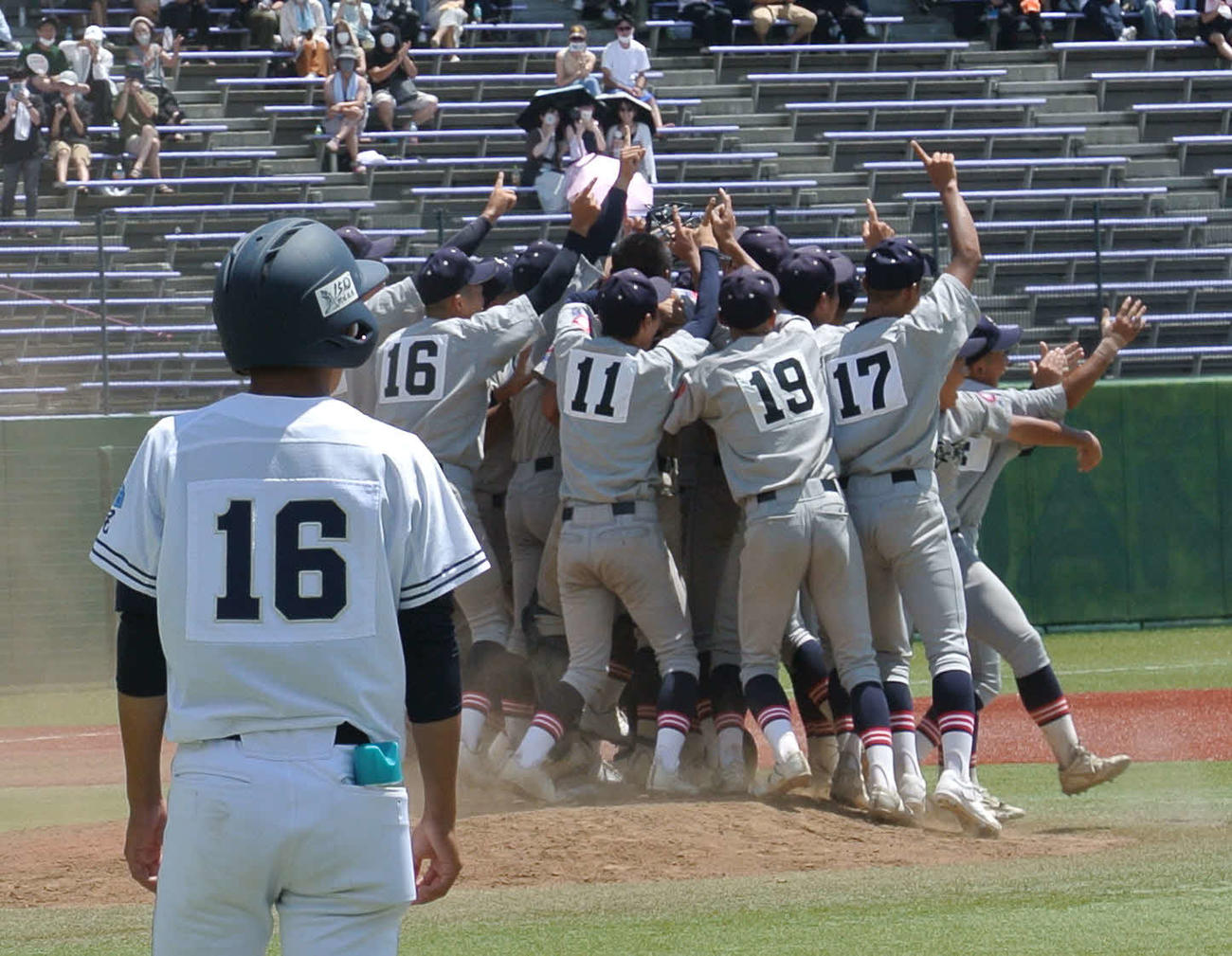 佐久長聖対都市大塩尻　優勝を決めてマウンドに集まる佐久長聖の選手たち