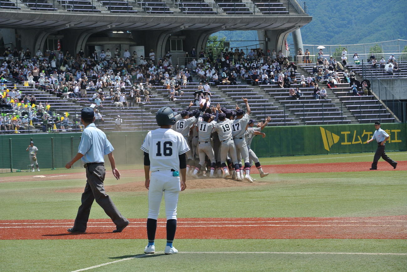 佐久長聖対都市大塩尻　優勝を決めてマウンドに集まる佐久長聖の選手たち