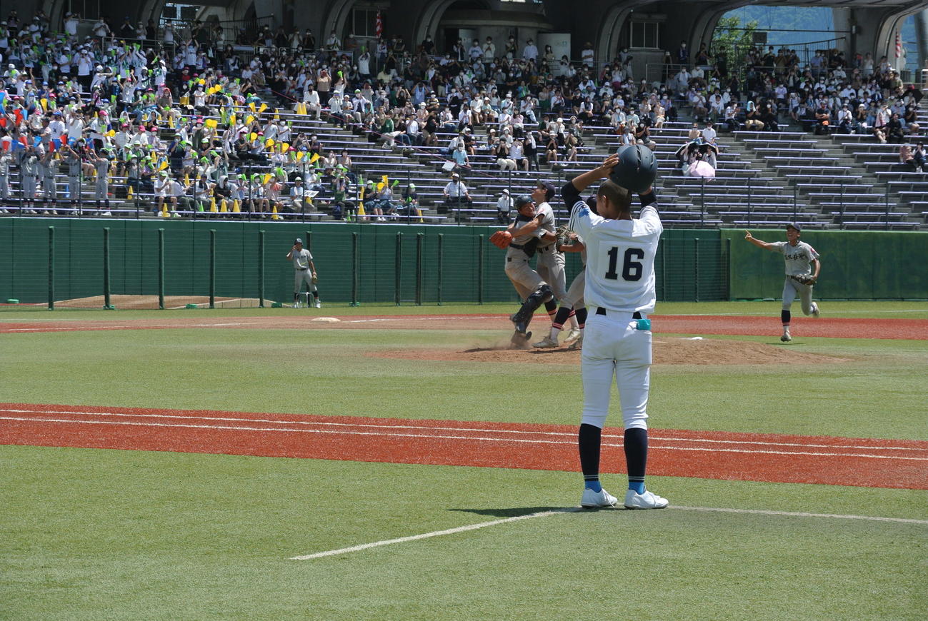 佐久長聖対都市大塩尻　優勝を決めてマウンドで抱き合う寺川裕也捕手（3年）と広田龍星投手（3年）にかけよるナイン