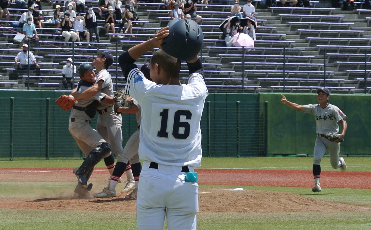 佐久長聖対都市大塩尻　優勝を決めてマウンドで抱き合う寺川裕也捕手（3年）と広田龍星投手（3年）にかけよるナイン
