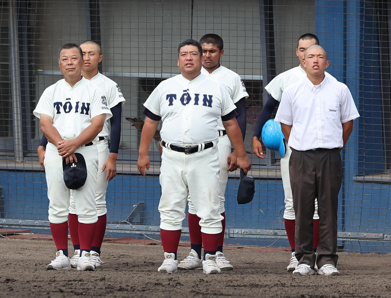 履正社対大阪桐蔭　優勝しナインとともに校歌を聞く大阪桐蔭・西谷監督（中央）（撮影・清水貴仁）