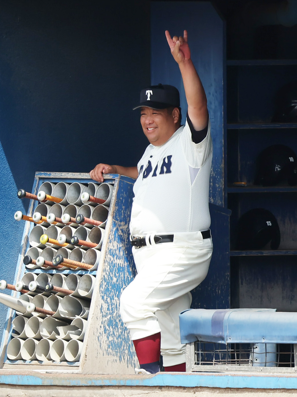 履正社対大阪桐蔭　4回裏大阪桐蔭2死一塁、前田の左越え適時二塁打に笑顔をみせる大阪桐蔭・西谷監督（撮影・清水貴仁）