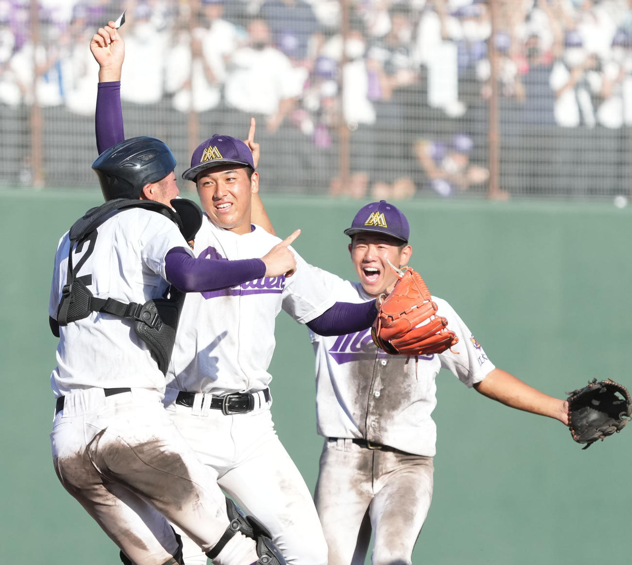 完投でチームを勝利に導きナインと喜ぶ愛工大名電・有馬（中央）（撮影・森本幸一）