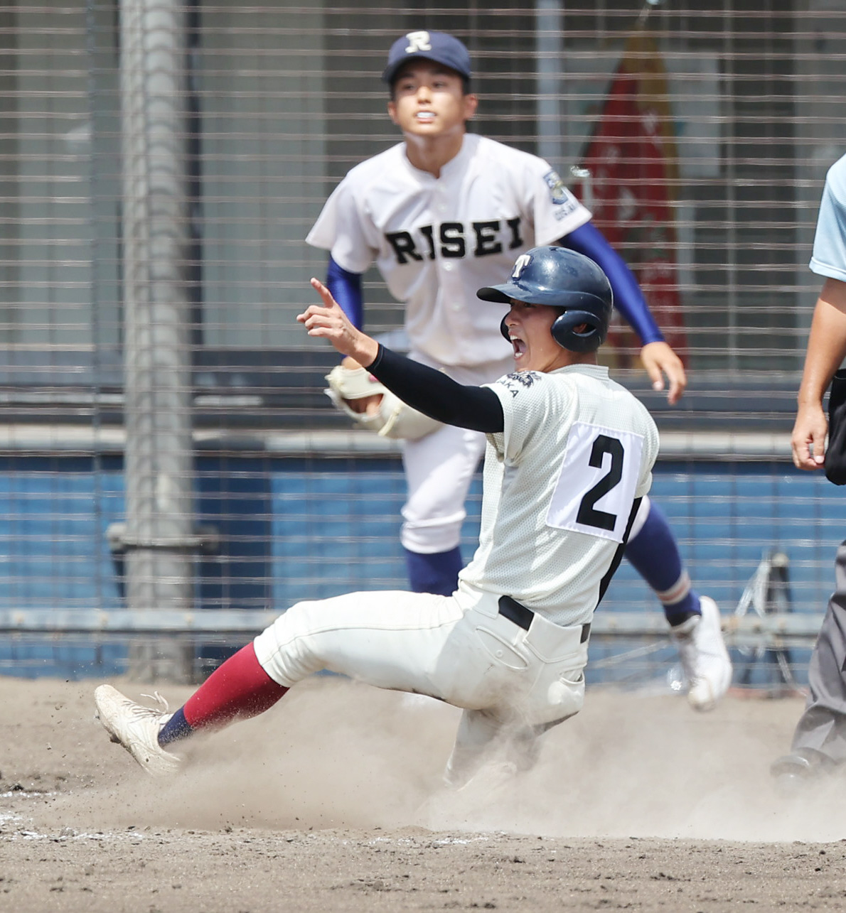 履正社対大阪桐蔭　4回裏大阪桐蔭無死二塁、丸山の適時打で生還する松尾。奥は履正社・増田（撮影・清水貴仁）