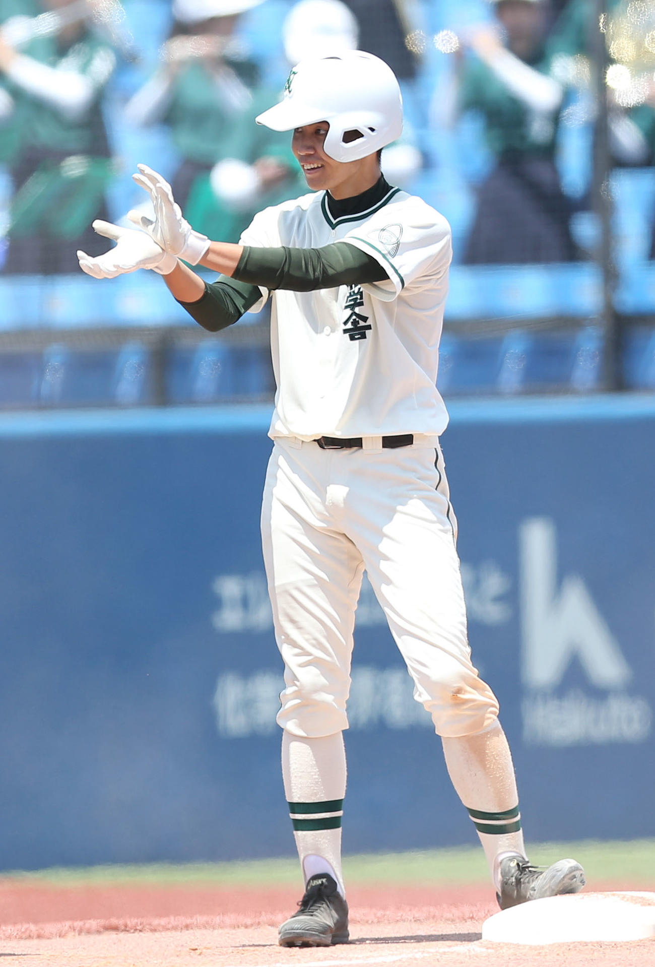 6回裏二松学舎大付1死二、三塁、2点適時三塁打を放ちポーズをとる辻（撮影・宮地輝）