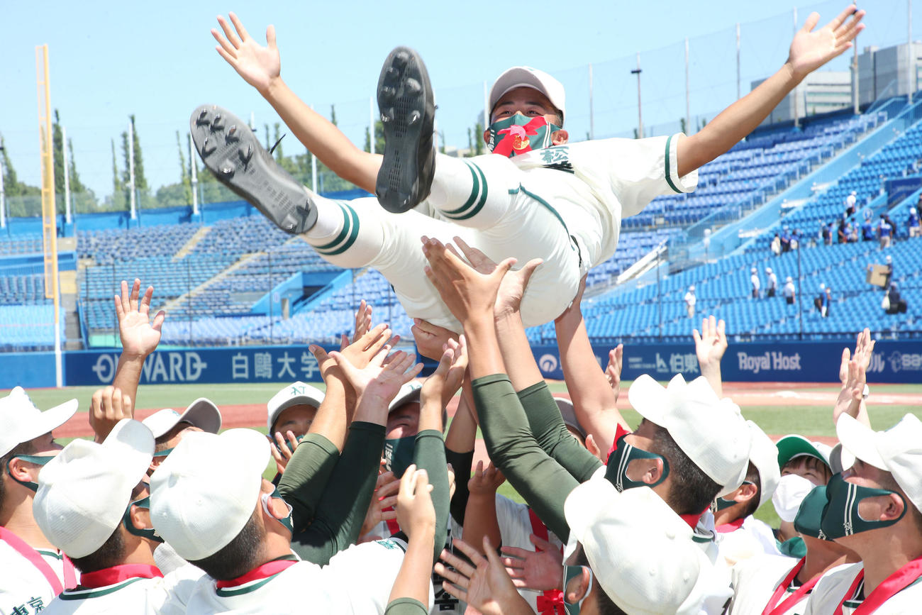 日体大荏原対二松学舎大付　優勝し胴上げされる二松学舎大付・小林主将（撮影・宮地輝）