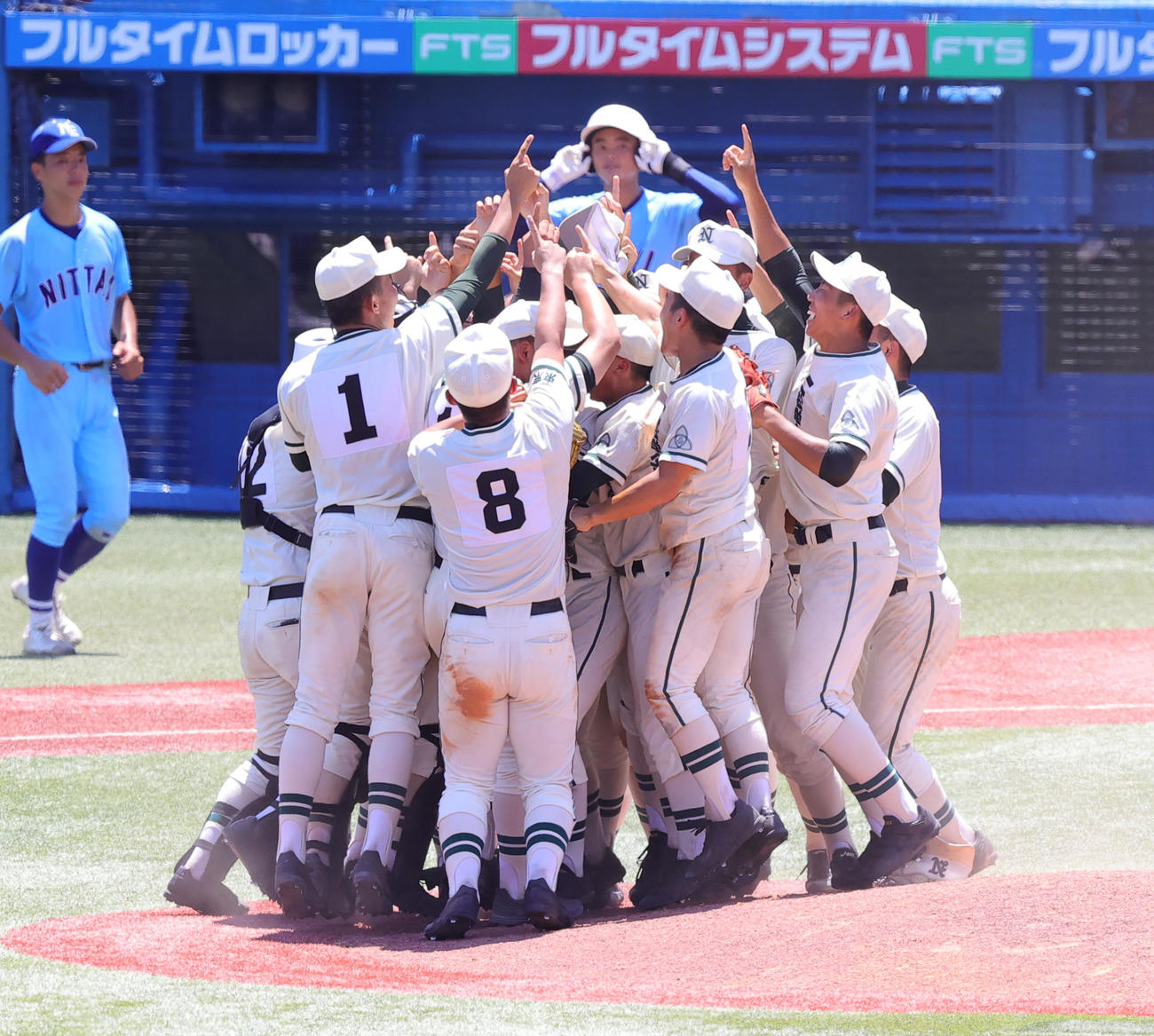 日体大荏原対二松学舎大付　優勝し喜ぶ二松学舎大付の選手たち（撮影・野上伸悟）