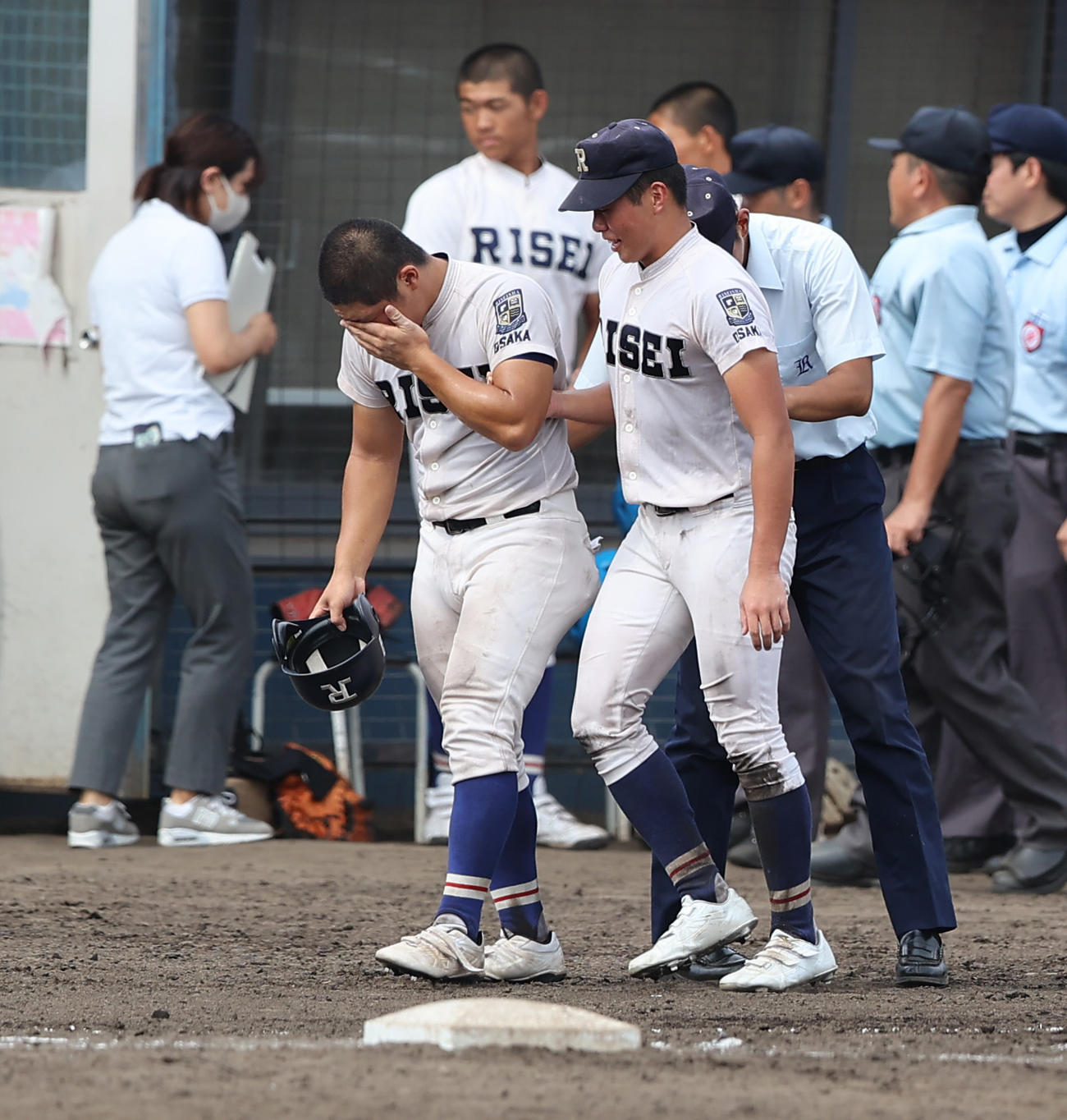 履正社対大阪桐蔭　準優勝に終わり涙を流す履正社・坂根（左）と冨安（撮影・清水貴仁）