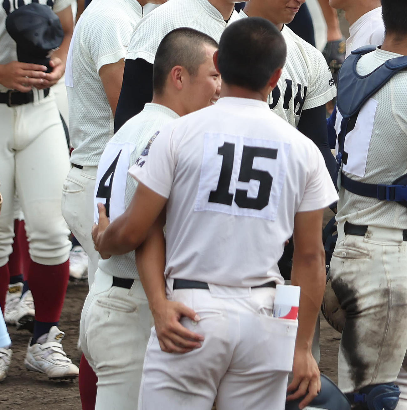 履正社対大阪桐蔭　試合後、健闘をたたえ合う大阪桐蔭・星子主将（左）と履正社・小西主将（撮影・白石智彦