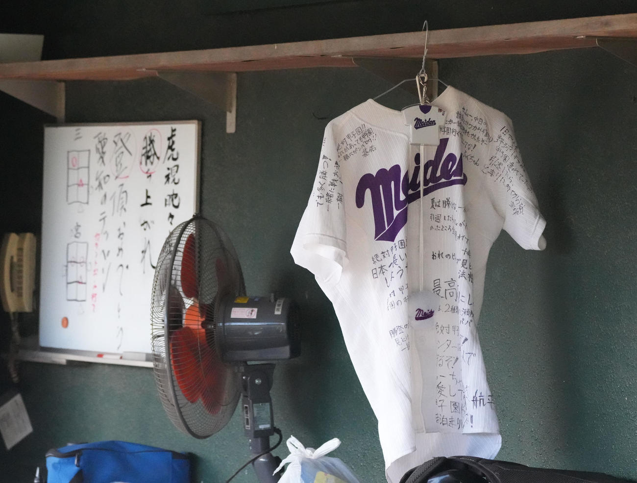愛工大名電ベンチにかけられた瀬戸勝登さんのユニホームと倉野光生監督のメッセージ（撮影・森本幸一）