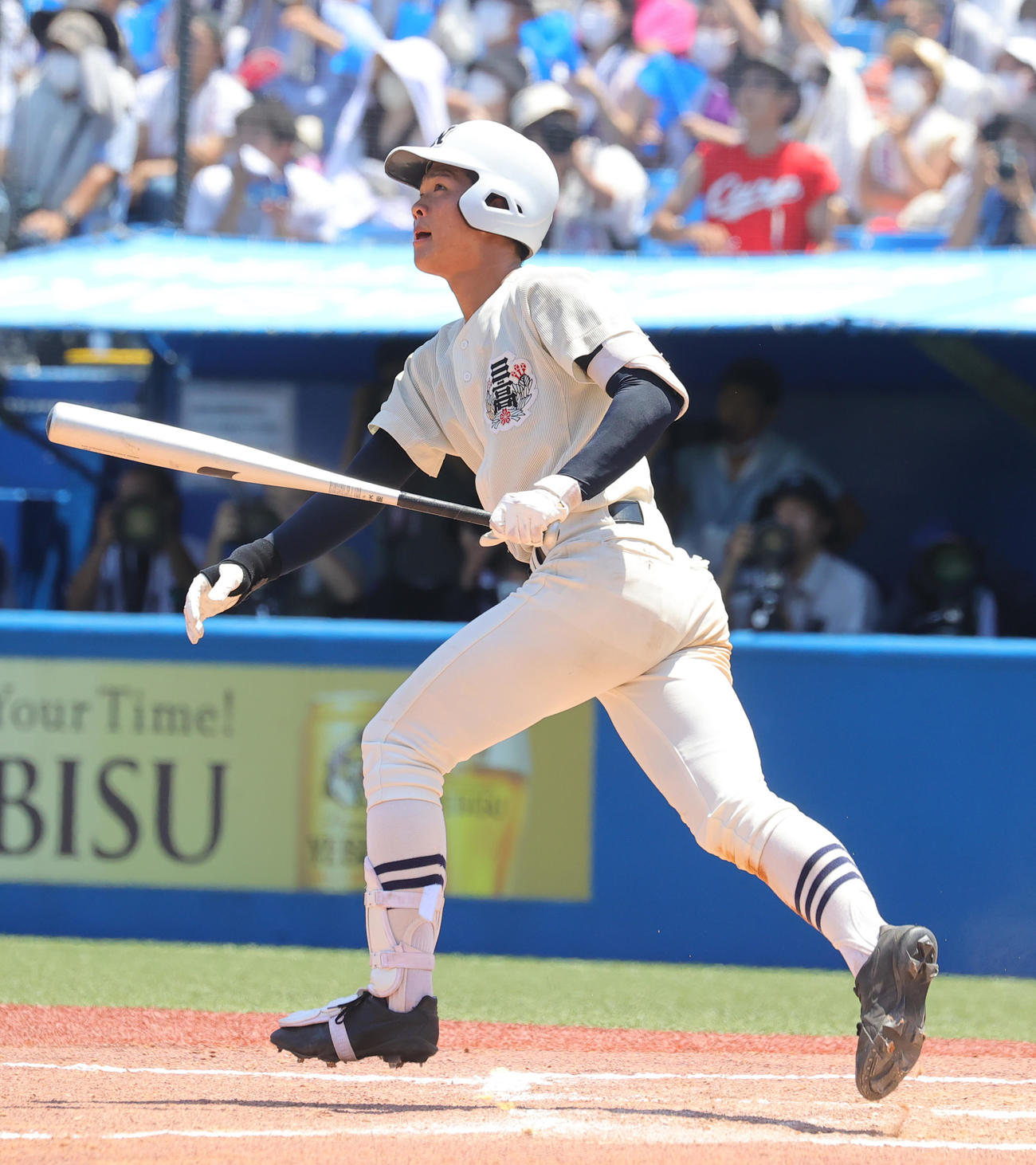 日大三対東海大菅生　7回表日大三2死一塁、左越え2点本塁打を放つ村上（撮影・野上伸悟）