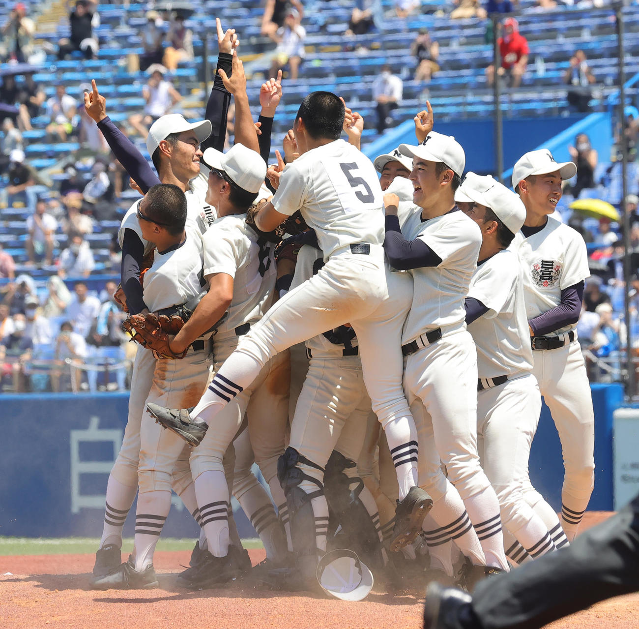 日大三対東海大菅生　優勝し喜び合う日大三の選手たち（撮影・野上伸悟）