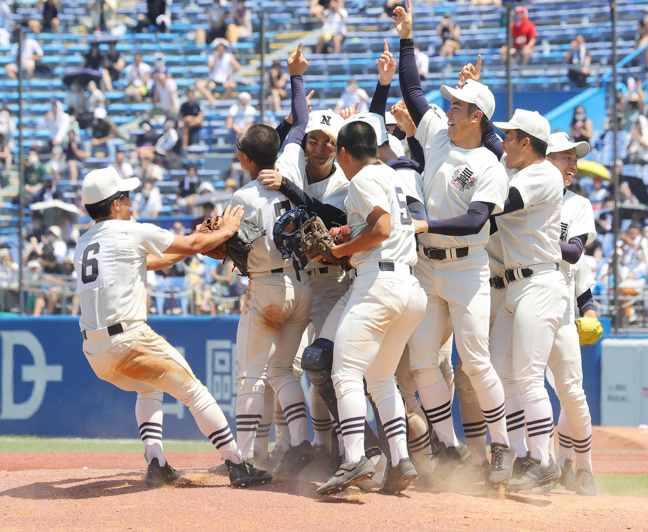 日大三対東海大菅生　優勝し喜び合う日大三の選手たち（撮影・野上伸悟）