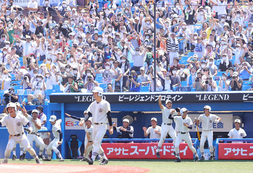 日大三対東海大菅生　6回表日大三1死一、三塁、スクイズと敵失で2点が入り盛り上がる日大三ベンチ（撮影・野上伸悟）