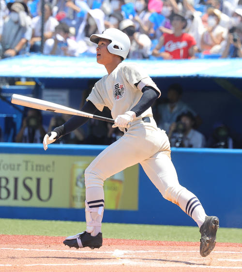日大三対東海大菅生　7回表日大三2死一塁、左越え2点本塁打を放つ村上（撮影・野上伸悟）
