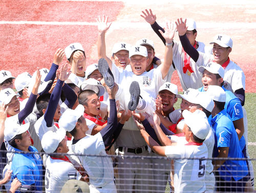 優勝し胴上げされる日大三・小倉監督（撮影・野上伸悟）