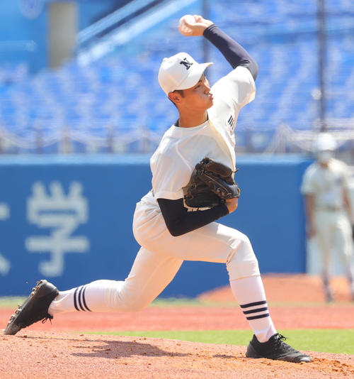 日大三対東海大菅生　力投する日大三先発の松藤（撮影・野上伸悟）