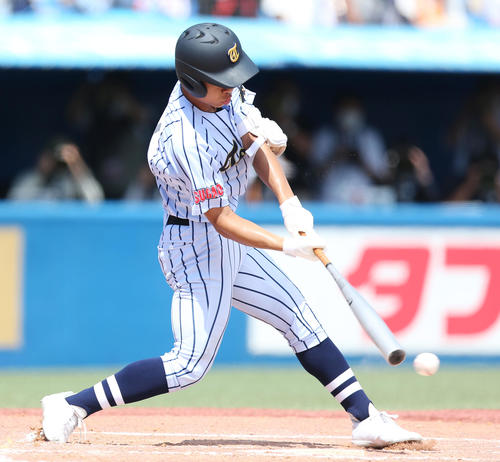 日大三対東海大菅生　1回裏東海大菅生2死二塁、適時二塁打を放つ酒井（撮影・宮地輝）
