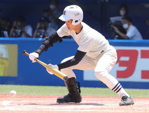 日大三対東海大菅生　6回表日大三1死一、三塁、スクイズを決める松藤（撮影・野上伸悟）