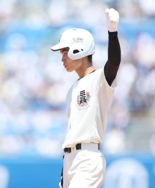 日大三対東海大菅生　6回表日大三1死一、三塁、スクイズを成功させ拳を上げる松藤（撮影・宮地輝）