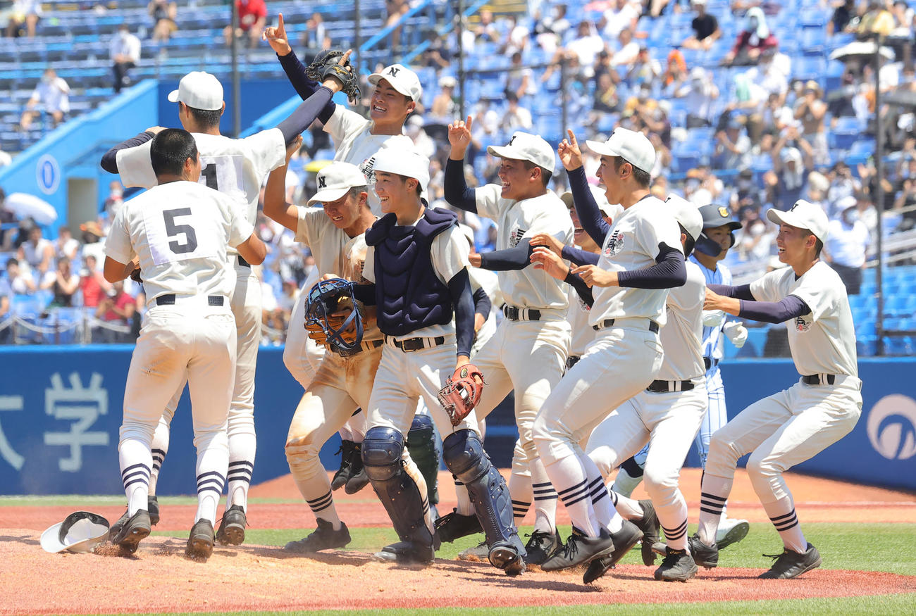 日大三対東海大菅生　優勝し喜び合う日大三の選手たち（撮影・野上伸悟）
