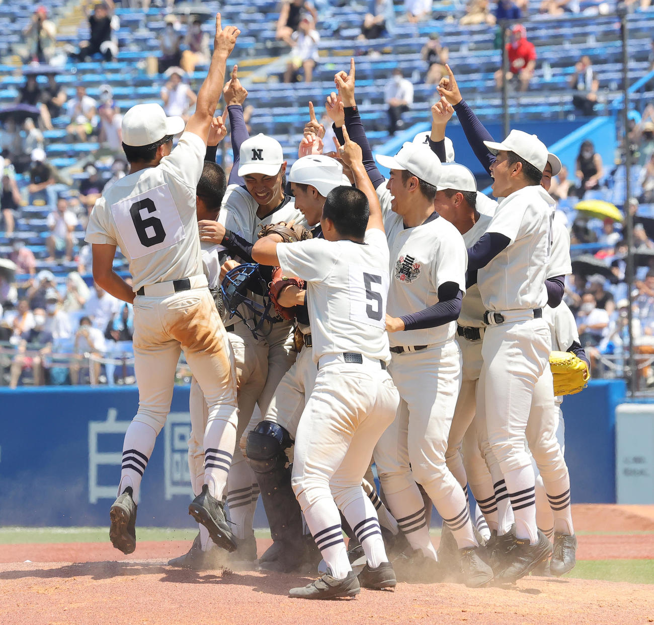日大三対東海大菅生　優勝し喜び合う日大三の選手たち（撮影・野上伸悟）