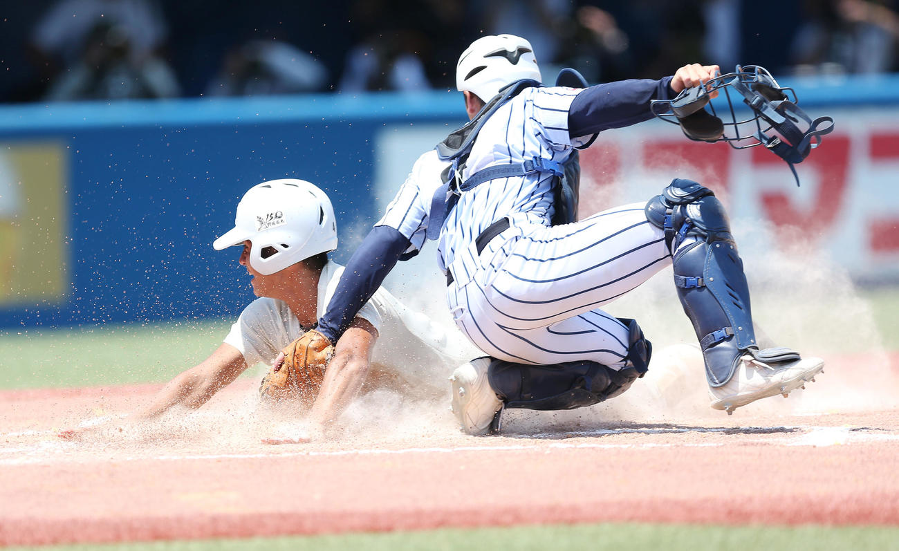 日大三対東海大菅生　6回表日大三1死一、三塁、松藤孝介がスクイズし、スライディングで生還した川崎広翔（撮影・宮地輝）
