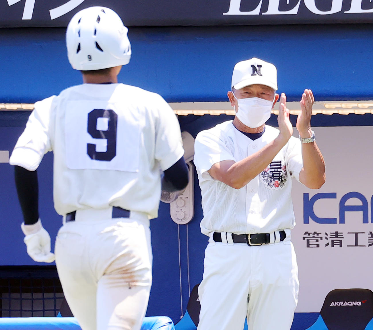 日大三対東海大菅生　7回表日大三2死一塁、左越え2点本塁打を放った村上太一を拍手で迎える小倉全由監督（撮影・野上伸悟）