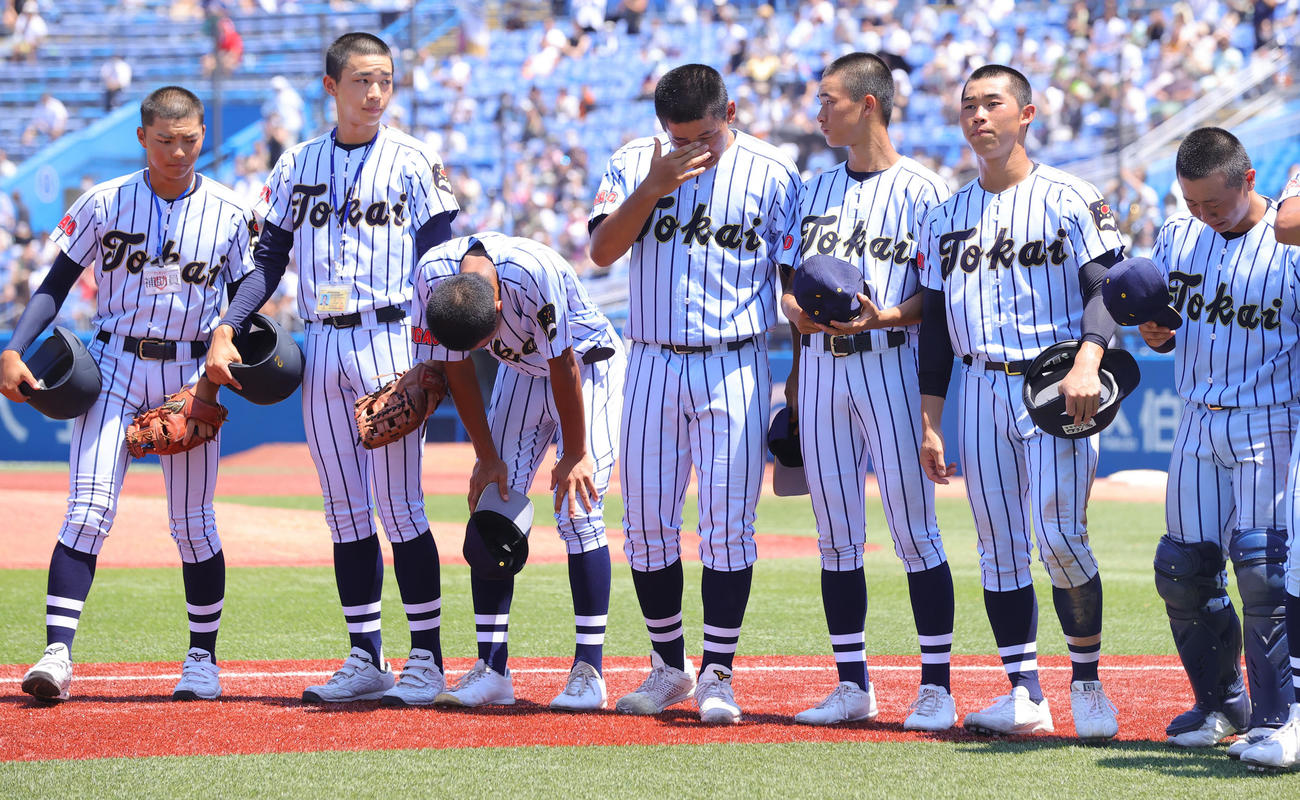 決勝　日大三対東海大菅生　準優勝に終わり引き揚げる東海大菅生の選手たち（撮影・野上伸悟）