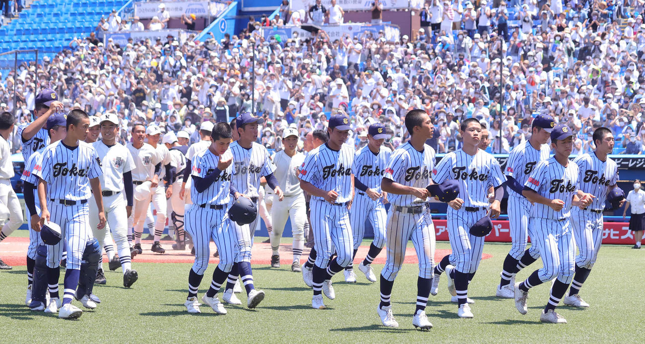 決勝　日大三対東海大菅生　準優勝に終わり引き揚げる東海大菅生の選手たち（撮影・野上伸悟）