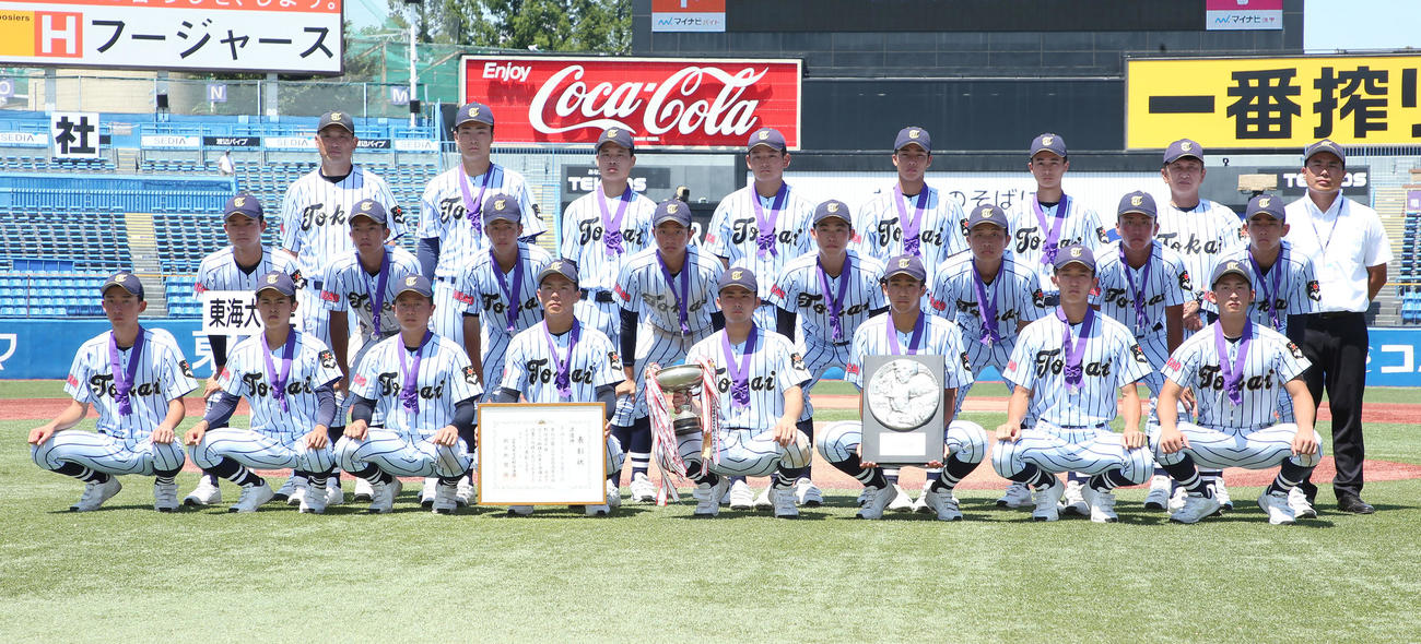 日大三対東海大菅生　準優勝し記念撮影する東海大菅生（撮影・宮地輝）
