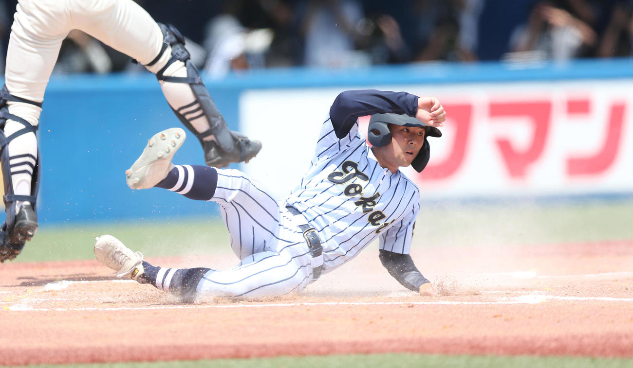 日大三対東海大菅生　1回裏東海大菅生2死二塁、酒井が適時二塁打を放ち生還した鈴木（撮影・宮地輝）