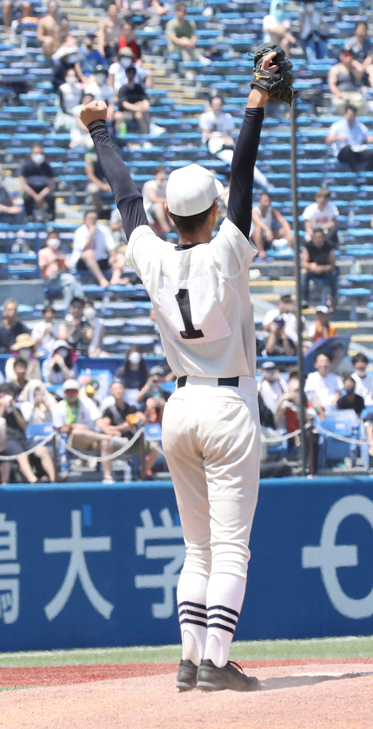 日大三対東海大菅生　優勝を決め両手でガッツポーズする松藤（撮影・宮地輝）