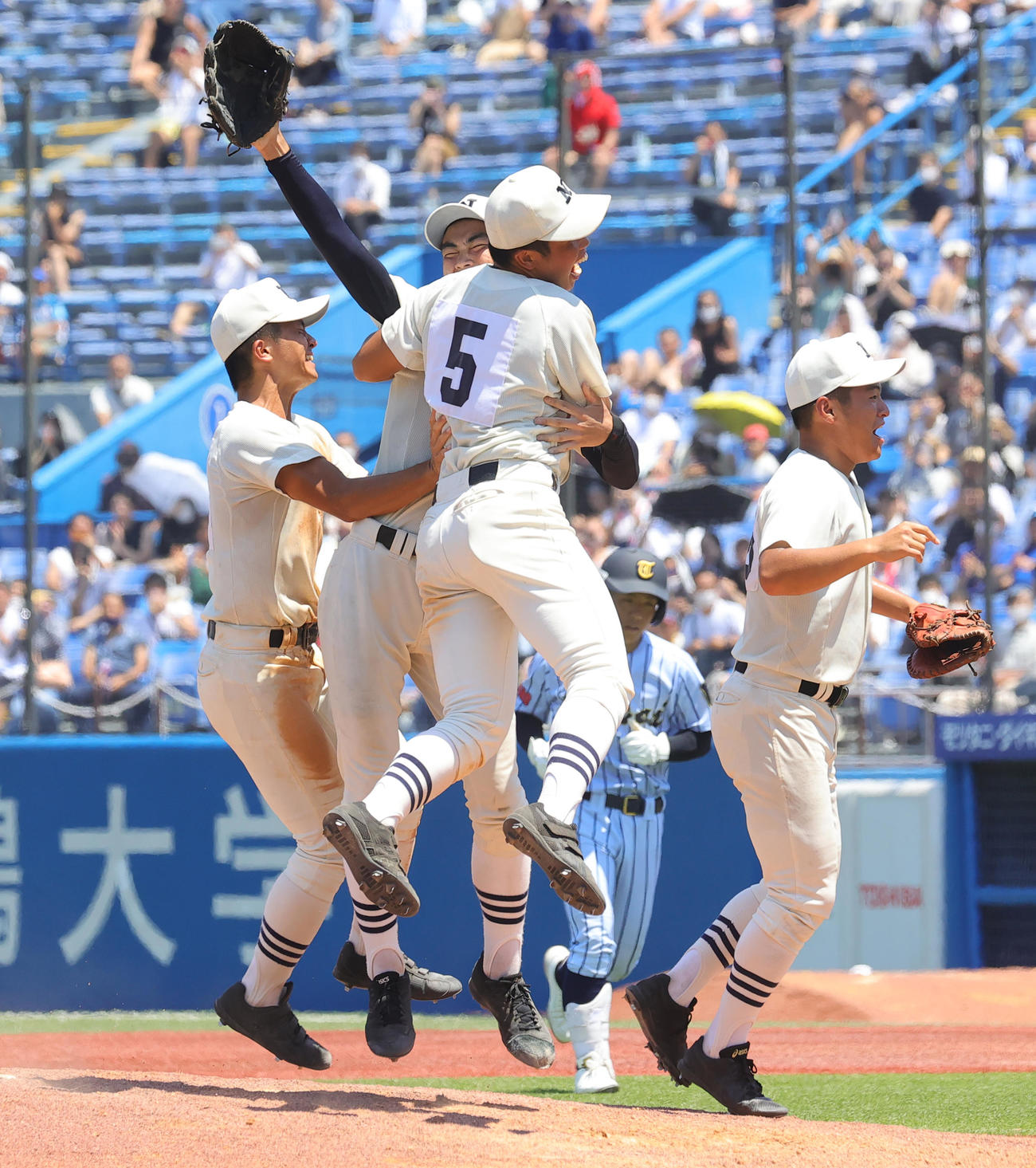 日大三対東海大菅生　優勝し喜び合う松藤（左から2人目）ら日大三の選手たち（撮影・野上伸悟）