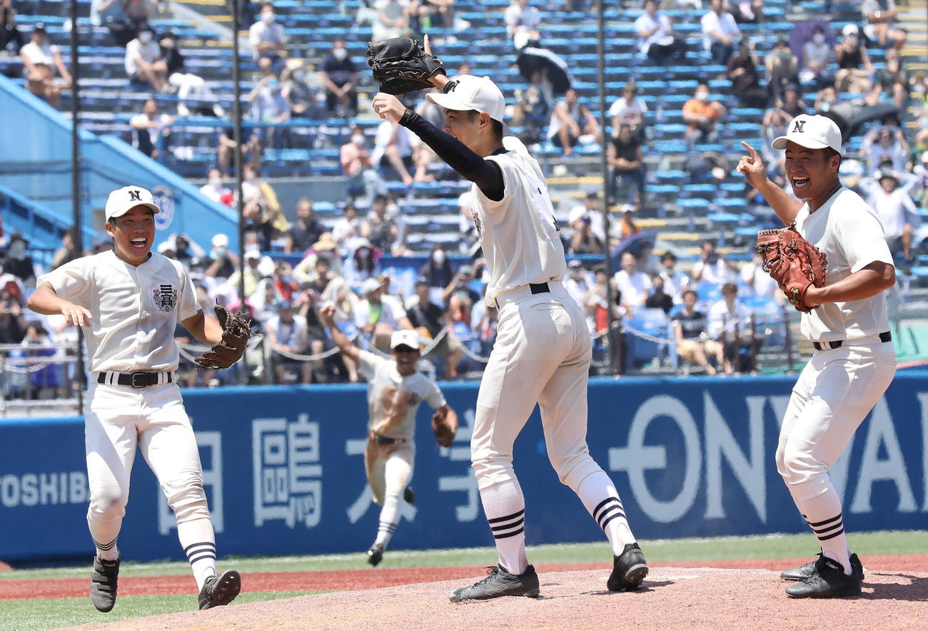 日大三対東海大菅生　優勝を決め歓喜する松藤（中央）ら日大三ナイン（撮影・宮地輝）