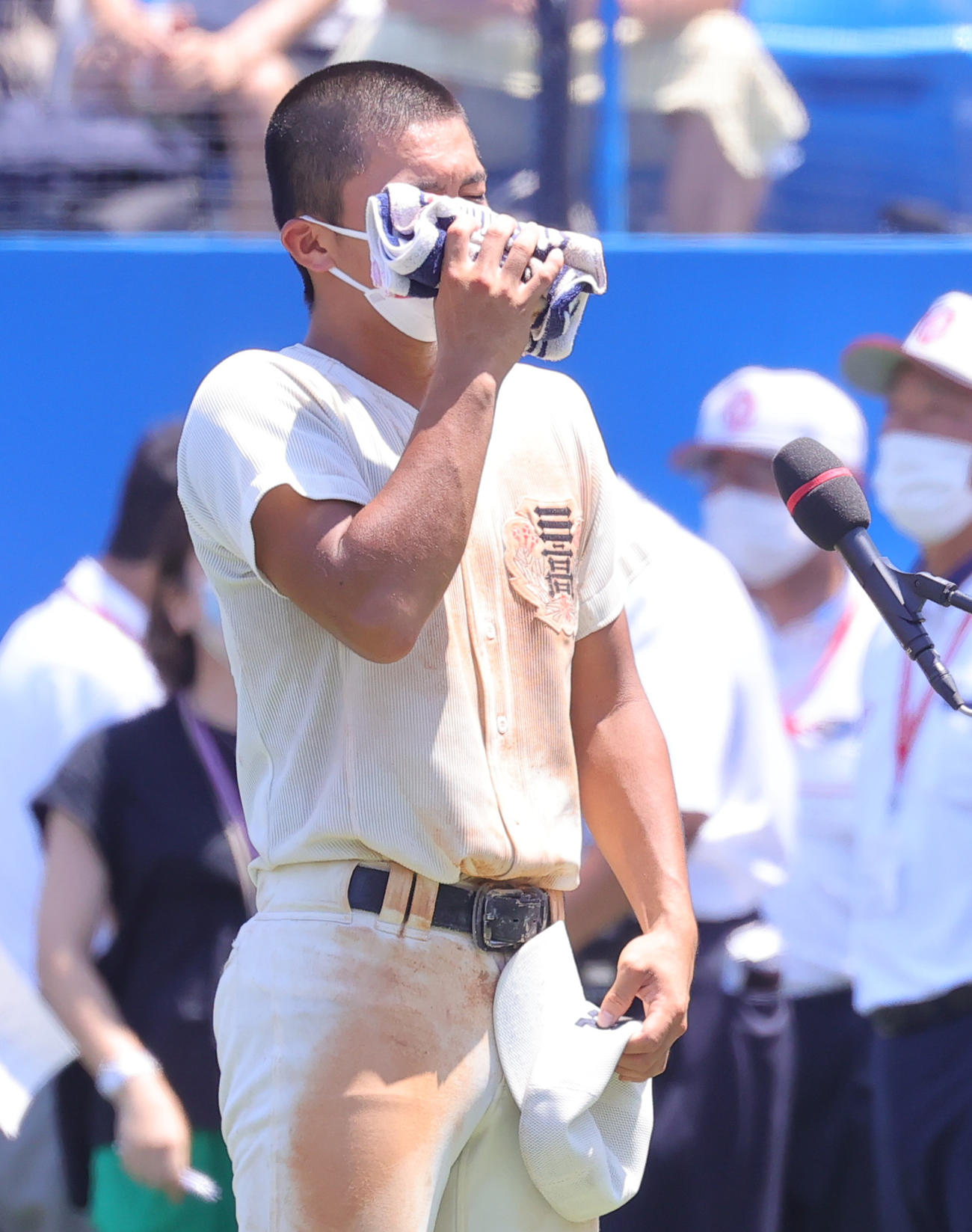 日大三対東海大菅生　優勝インタビューで感極まる日大三・寒川主将（撮影・野上伸悟）