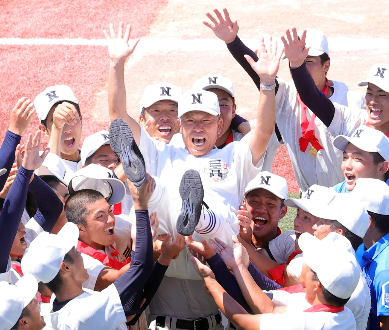 日大三対東海大菅生　優勝し胴上げされる日大三・小倉監督（撮影・野上伸悟）