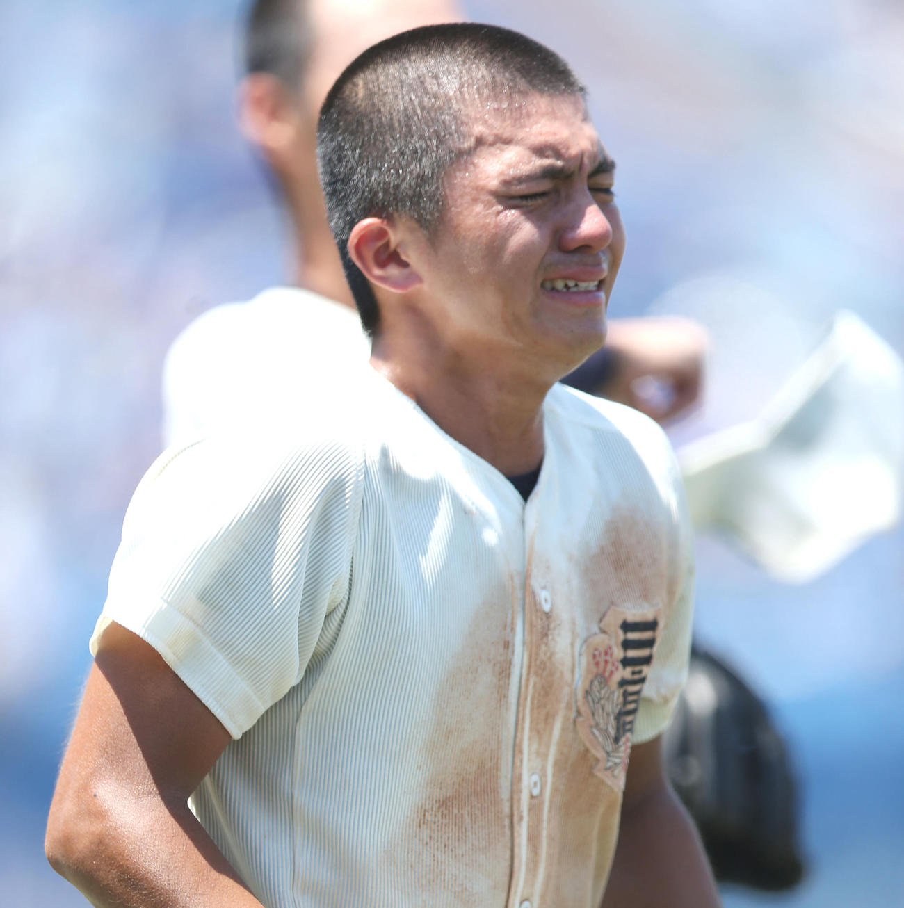 優勝し感極まる日大三・寒川主将（右）（撮影・宮地輝）