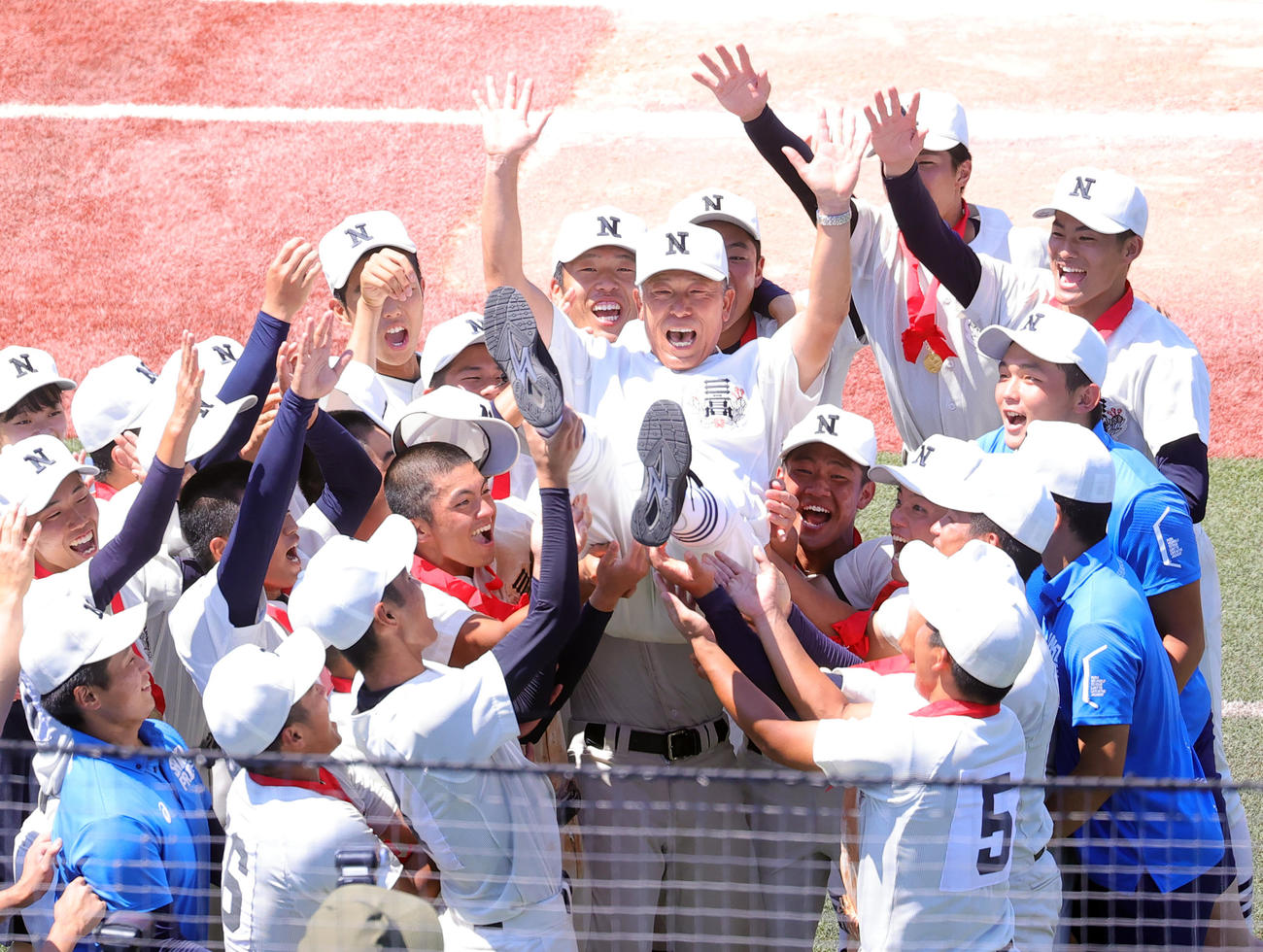 優勝し胴上げされる日大三・小倉監督（撮影・野上伸悟）