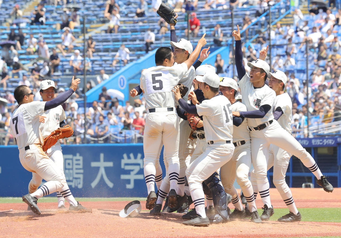 7月31日の日大三対東海大菅生　4年ぶりの甲子園出場を決め喜び合う日大三の選手たち（撮影・野上伸悟）